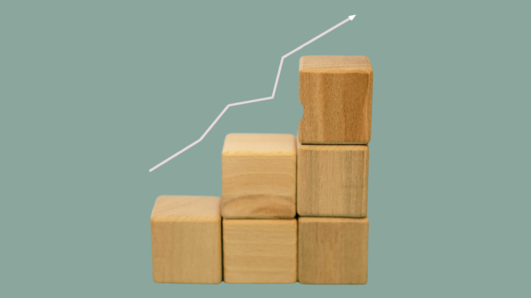 Escalera realizada con cubos de madera que representan a los Rankings educativos